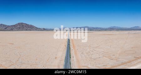 Klassischer Panoramablick auf eine endlose gerade Straße Stockfoto