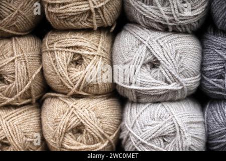 Graue und beige Wollkugeln, Garne zum Stricken und Handarbeiten Stockfoto