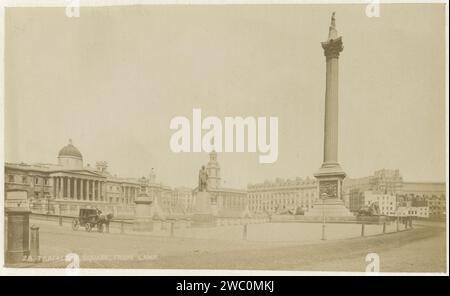 Blick auf den Trafalgar Square mit Nelsons Säule, Anonym, 1851 - ca. 1900 Fotografie Londoner Papieralbumen Druckquadrat, Ort, Zirkus usw. Trafalgar Square Stockfoto