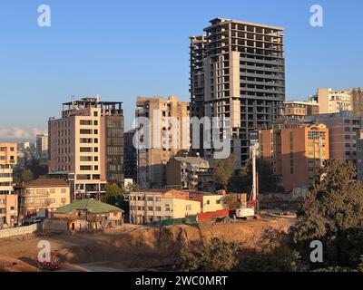 Addis Abeba, Äthiopien - 9. Januar 2023: Gebäude im Bau am Stadtrand von Addis Abeba, Äthiopien Stockfoto