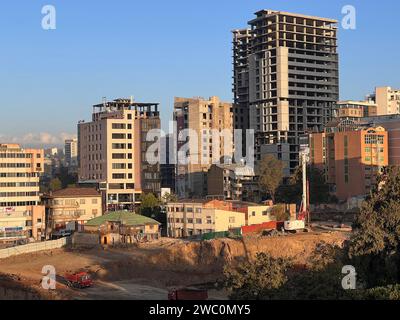 Addis Abeba, Äthiopien - 9. Januar 2023: Gebäude im Bau am Stadtrand von Addis Abeba, Äthiopien Stockfoto