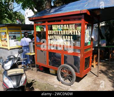 Indonesian Street Food Cart oder Gerobak, ein traditioneller Schubkarren in Bandung, West-Java, Indonesien, der Kupat Tahu, Kupat Tahu Petis und Lontong Kari verkauft. Stockfoto