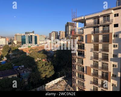 Addis Abeba, Äthiopien - 9. Januar 2023: Gebäude im Bau am Stadtrand von Addis Abeba, Äthiopien Stockfoto