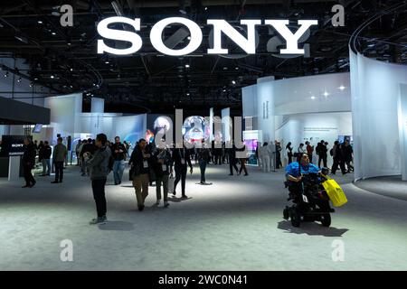 Las Vegas, USA. Januar 2024. Die Teilnehmer erkunden den Sony Stand während der CES 2024 - Tag 4 im Las Vegas Convention Center in Las Vegas, NV am 12. Januar 2024. (Travis P Ball/SIPA USA) Credit: SIPA USA/Alamy Live News Stockfoto