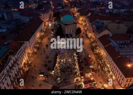 Blick auf die Skyline der Innenstadt von Pecs mit der Moschee von Pascha Gazi Kassim im Zentrum. Stockfoto