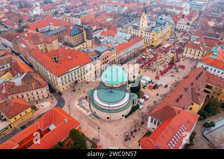 Blick auf die Skyline der Innenstadt von Pecs mit der Moschee von Pascha Gazi Kassim im Zentrum. Stockfoto