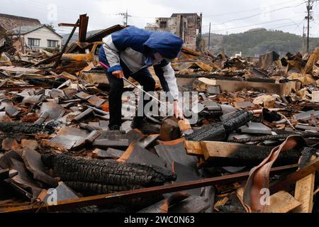 Ishikawa, Japan. Januar 2024. Das Erdbeben auf der Halbinsel Noto ereignete sich am Abend des 1. Januar. Straßen und Rettungswege werden weiterhin abgeschnitten, vor allem in den stark beschädigten Gebieten. Ein Mann sucht nach der Leiche seiner Frau in ihrem ausgebrannten Haus. Er brach in Tränen aus und sagte: „Ich hasse das Erdbeben, das alles wegnahm“ (Credit Image: © James Matsumoto/SOPA Images via ZUMA Press Wire) NUR REDAKTIONELLE VERWENDUNG! Nicht für kommerzielle ZWECKE! Stockfoto