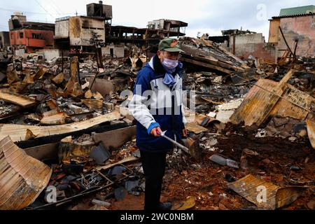 Ishikawa, Japan. Januar 2024. Das Erdbeben auf der Halbinsel Noto ereignete sich am Abend des 1. Januar. Straßen und Rettungswege werden weiterhin abgeschnitten, vor allem in den stark beschädigten Gebieten. Ein Mann sucht nach der Leiche seiner Frau in ihrem ausgebrannten Haus. Er brach in Tränen aus und sagte: "Ich hasse das Erdbeben, das alles wegnahm." (Foto: James Matsumoto/SOPA Images/SIPA USA) Credit: SIPA USA/Alamy Live News Stockfoto