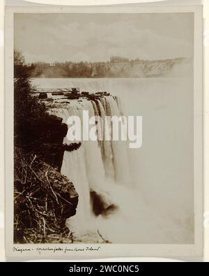 Horseshoe Falls, gesehen von Goat Island, Anonym, 1851 - 1900 Foto unbekanntes Papier. Wasserfall Niagarafälle aus Pappe mit Albumendruck Stockfoto