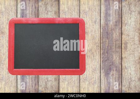 Kleine Tafel am alten Holz Hintergrund Stockfoto