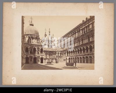 Innenhof des Hundepalastes in Venedig, Italien, Anonym, 1872 Foto Venedig Karton. Der Innenhof des Palastes oder 'Hôtel' Dogepalis ist mit Papieralbumen bedruckt Stockfoto