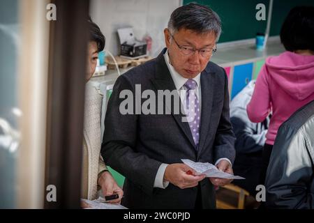 Taipeh, Taiwan. Januar 2024. Der Präsidentschaftskandidat Ko Wen-je und seine Frau Chen Pei-Chi warten in einer Schlange an einem Wahllokal. Der Präsidentschaftskandidat Ko Wen-je der Taiwan People's Party (TPP) stimmte am Wahltag für die Präsidentschaftswahlen 2024 in Taiwan ab. Quelle: SOPA Images Limited/Alamy Live News Stockfoto