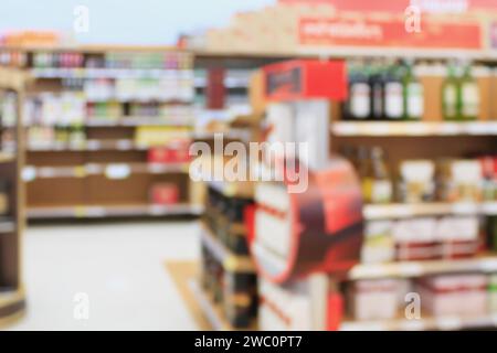 Weinregale im Supermarkt verschwommener Hintergrund Stockfoto