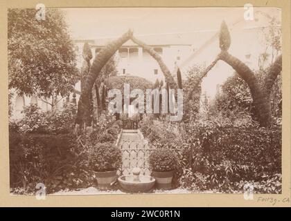 Blick auf die Gärten des Palacio de Generalife an der Alhambra, Granada, Anonym, 1851 - ca. 1890 Foto dieses Foto ist Teil eines Albums. Granada-Garten mit Albumendruck. palacio de Generalife Stockfoto