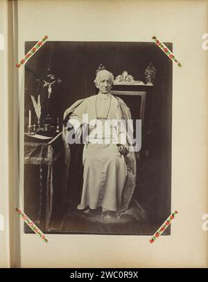 Porträt von Papst Leo XIII., sitzend, von vorher, 1878 - 1900 Foto Teil des Fotoalbums mit Aufnahmen von Sehenswürdigkeiten in italienischen Städten und Kunstwerken. Italien fotografische Unterstützung Albumendruck Papst Stockfoto