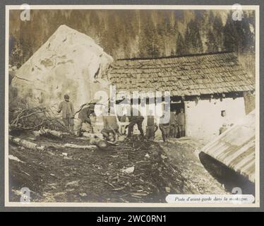 Soldaten an einem Außenposten in den Dolomiten, vermutlich Italiener, Henri de Rothschild (zugeschrieben), 1916 Foto Teil des Fotoalbums medizinische Mission H. de Rothschild an die italienische Front 1916. Dolomiten fotografische Unterstützung Gelatine Silberdruck Krieg (+ Landstreitkräfte). Scheune Dolomiten Stockfoto