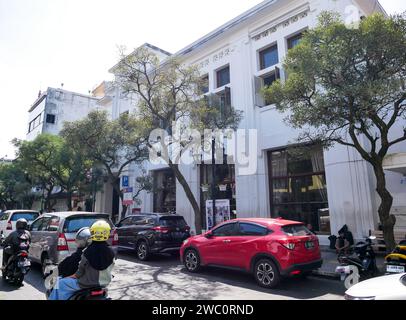 Die Braga Street in Bandung City, West Java, Indonesien, ist ein beliebtes Reiseziel für Einheimische und Touristen. Stockfoto