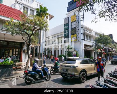 Die Braga Street in Bandung City, West Java, Indonesien, ist ein beliebtes Reiseziel für Einheimische und Touristen. Stockfoto