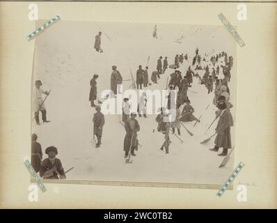 Sneeuwruimers OP de Militaire Weg in Georgia, Dimitri Ivanovitch Ermakov, ca. 1890 - ca. 1900 Foto Teil des Fotoalbums mit Aufnahmen von Sehenswürdigkeiten in Georgia, St. Petersburg und Moskau. Georgien fotografische Unterstützung Albumenabdruck Schnee. Erwachsener Mann Georgia Stockfoto