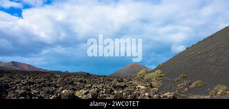 Spektakuläre Aussicht auf die Feuerberge im Timanfaya National Park, diese einzigartige Gegend besteht vollständig aus vulkanischen Böden. Copy Space.Lanzarote, Spanien Stockfoto