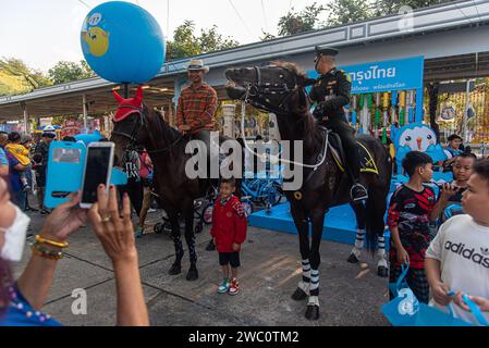 Bangkok, Thailand. Januar 2024. Während des Thailändischen Kindertages posierten Kinder auf einer Basis der Royal Thai Army in Bangkok für ein Foto mit dem Pferd. Quelle: SOPA Images Limited/Alamy Live News Stockfoto