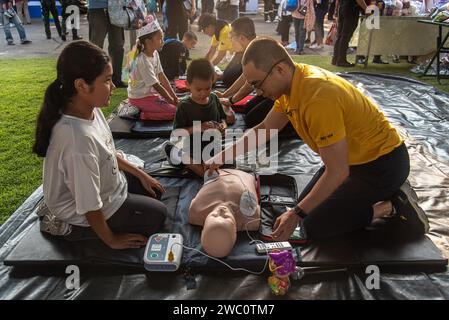 Bangkok, Thailand. Januar 2024. Armeeangehörige unterrichten Kinder für HLW während des Thailändischen Kindertages auf einer Basis der Royal Thai Army in Bangkok. Quelle: SOPA Images Limited/Alamy Live News Stockfoto