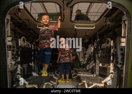 Bangkok, Thailand. Januar 2024. Kinder, die während des Thailändischen Kindertages in einem Panzer auf einer Basis der Royal Thai Army in Bangkok spielten. Quelle: SOPA Images Limited/Alamy Live News Stockfoto