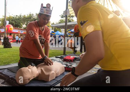 Bangkok, Thailand. Januar 2024. Ein Armeepersonal, das Kinder während des Thailändischen Kindertages auf einer Basis der Royal Thai Army in Bangkok unterrichtet. Quelle: SOPA Images Limited/Alamy Live News Stockfoto