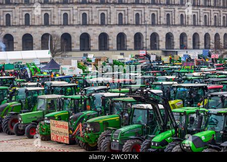 Bauernprotest und Sternfahrt in Nürnberg am 12.01.2024 ein Teil der Traktoren der Bauerndemonstration des Bayerischen Bauernverbandes in Nürnberg auf dem Volksfestplatz vor der Kongresshalle auf dem Reichparteitagsgelände. Nürnberg Bayern Deutschland *** Bauernprotest und -Kundgebung in Nürnberg am 12 01 2024 Teil der Traktoren der Bauerndemonstration des Bayerischen Bauernverbandes in Nürnberg auf dem Volksfestplatz vor dem Kongresssaal auf dem Reichsparteigelände Nürnberg Bayern Deutschland 20240112-6V2A8679-Bearbeitet Stockfoto