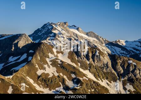 Vignemale-Massiv, halb schneebedeckt, gesehen vom Col de Sarradets-Pass an einem Frühlingsmorgen (Gavarnie, Okzitanien, Frankreich, Pyrenäen) Stockfoto