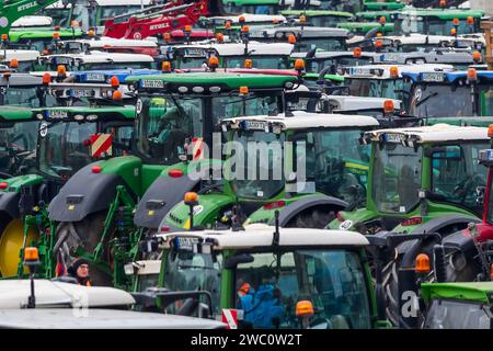 Bauernprotest und Sternfahrt in Nürnberg am 12.01.2024 Zoom auf einen Teil der Traktoren mit gelben Rundumlicht der Bauerndemonstration des Bayerischen Bauernverbandes in Nürnberg auf dem Volksfestplatz vor der Kongresshalle auf dem Reichparteitagsgelände. Nürnberg Bayern Deutschland *** Bauernprotest und -Kundgebung in Nürnberg am 12. 01 2024 Zoom auf einen Teil der Traktoren mit gelbem Drehlicht der Bauerndemonstration des Bayerischen Bauernverbandes in Nürnberg auf dem Messegelände vor der Kongresshalle auf dem Reichsparteikongress Gelände Nürnberg Bayern Deutschland 20240112-6V Stockfoto