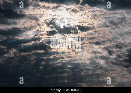 Die Sonne versucht, durch die Wolken zu brechen und so einen dramatischen Himmel in Namibia zu schaffen Stockfoto