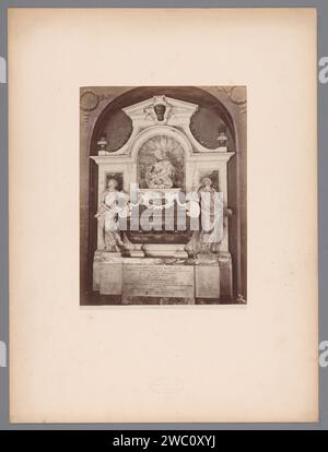 Grafen-Denkmal für Galileo Galilei im Santa Croce in Florenz, Italien, Giacomo Brogi, nach verschiedenen Herstellern, 1864 - 1881 Foto Florenz Karton. Papieralbumendruck Grabbau, monumentales Grab. Skulptur, Reproduktion einer Skulptur Heiliges Kreuz Stockfoto