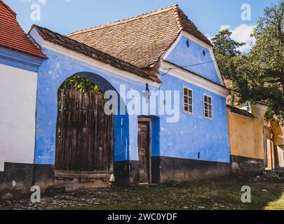 Ein bezauberndes blaues Haus in Viscri, Rumänien Stockfoto