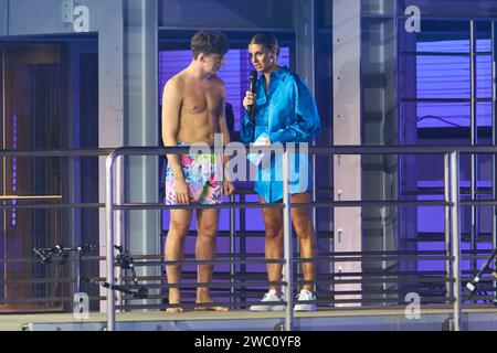 Valentin Lusin und Laura Wontorra - Livesendung des RTL Turmspringen 2024 im Berliner Velodrom am 12.01.2024. RTL Turmspringen - Livesendung *** Valentin Lusin und Laura Wontorra Live-Übertragung der RTL Turmspringen 2024 im Berliner Velodrom am 12 01 2024 RTL Turmspringen Live-Übertragung Stockfoto