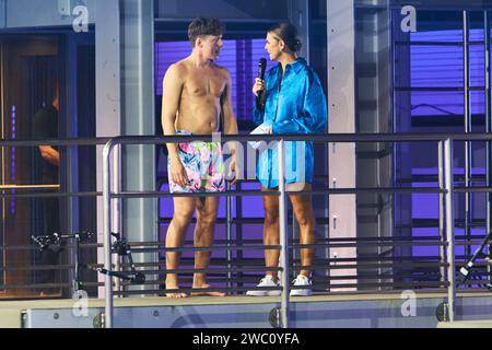 Valentin Lusin und Laura Wontorra - Livesendung des RTL Turmspringen 2024 im Berliner Velodrom am 12.01.2024. RTL Turmspringen - Livesendung *** Valentin Lusin und Laura Wontorra Live-Übertragung der RTL Turmspringen 2024 im Berliner Velodrom am 12 01 2024 RTL Turmspringen Live-Übertragung Stockfoto