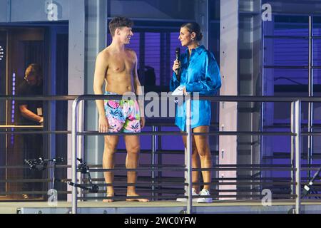 Valentin Lusin und Laura Wontorra - Livesendung des RTL Turmspringen 2024 im Berliner Velodrom am 12.01.2024. RTL Turmspringen - Livesendung *** Valentin Lusin und Laura Wontorra Live-Übertragung der RTL Turmspringen 2024 im Berliner Velodrom am 12 01 2024 RTL Turmspringen Live-Übertragung Stockfoto