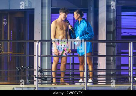 Valentin Lusin und Laura Wontorra - Livesendung des RTL Turmspringen 2024 im Berliner Velodrom am 12.01.2024. RTL Turmspringen - Livesendung *** Valentin Lusin und Laura Wontorra Live-Übertragung der RTL Turmspringen 2024 im Berliner Velodrom am 12 01 2024 RTL Turmspringen Live-Übertragung Stockfoto