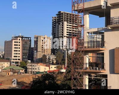 Addis Abeba, Äthiopien - 9. Januar 2023: Gebäude im Bau am Stadtrand von Addis Abeba, Äthiopien Stockfoto