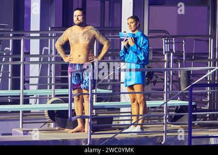 Marco Cerullos und Laura Wontorra - Livesendung des RTL Turmspringen 2024 im Berliner Velodrom am 12.01.2024. RTL Turmspringen - Livesendung *** Marco Cerullos und Laura Wontorra Live-Übertragung der RTL Turmspringen 2024 im Berliner Velodrom am 12 01 2024 RTL Turmspringen Live-Übertragung Stockfoto