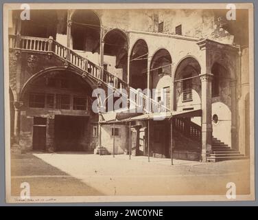 Treppen des Palazzo Ragione in Verona, Anonym, 1851 - 1900 Fotografie Verona Papier. Treppe mit Albumendruck aus Pappe. Die Vernunft im Innenhof Stockfoto