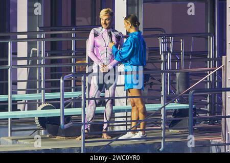 Sam Dylan und Laura Wontorra - Livesendung des RTL Turmspringen 2024 im Berliner Velodrom am 12.01.2024. RTL Turmspringen - Livesendung *** Sam Dylan und Laura Wontorra Live-Übertragung der RTL Turmspringen 2024 im Berliner Velodrom am 12 01 2024 RTL Turmspringen Live-Übertragung Stockfoto