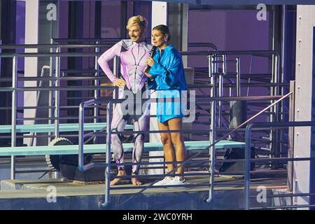Sam Dylan und Laura Wontorra - Livesendung des RTL Turmspringen 2024 im Berliner Velodrom am 12.01.2024. RTL Turmspringen - Livesendung *** Sam Dylan und Laura Wontorra Live-Übertragung der RTL Turmspringen 2024 im Berliner Velodrom am 12 01 2024 RTL Turmspringen Live-Übertragung Stockfoto