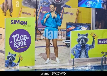 Laura Wontorra - Livesendung des RTL Turmspringen 2024 im Berliner Velodrom am 12.01.2024. RTL Turmspringen - Livesendung *** Laura Wontorra Live-Übertragung der RTL Turmspringen 2024 im Berliner Velodrom am 12 01 2024 RTL Turmspringen Live-Übertragung Stockfoto