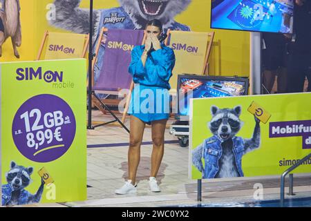 Laura Wontorra - Livesendung des RTL Turmspringen 2024 im Berliner Velodrom am 12.01.2024. RTL Turmspringen - Livesendung *** Laura Wontorra Live-Übertragung der RTL Turmspringen 2024 im Berliner Velodrom am 12 01 2024 RTL Turmspringen Live-Übertragung Stockfoto