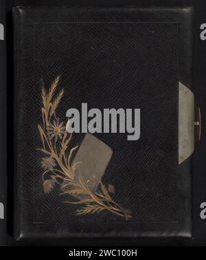 Deutsches Familienalbum mit 94 Porträtfotos, anonym, verschiedene Hersteller, 1860 - 1900 Fotoalbum mit 48 Seiten mit insgesamt 94 Fotos. Das Album enthält 12 Kabinettfotos und 82 Cartes de-Visiting in Blumen oder goldenen Linien gerahmt Passepartouts. Nicht alle Passepartouts im Album sind gefüllt. Porträts unbekannter Männer, Frauen und Kinder sind abgebildet. Auf der Rückseite einiger Cartes-de Vision wurden Namen vermerkt, darunter mehrere Familienmitglieder (vermutlich Schätze), August Schütze und Marie Berckling. Die Fotos wurden von verschiedenen Fotografen aufgenommen, darunter Emil Tiedemann (19), Stockfoto