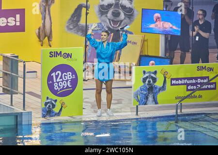 Laura Wontorra - Livesendung des RTL Turmspringen 2024 im Berliner Velodrom am 12.01.2024. RTL Turmspringen - Livesendung *** Laura Wontorra Live-Übertragung der RTL Turmspringen 2024 im Berliner Velodrom am 12 01 2024 RTL Turmspringen Live-Übertragung Stockfoto