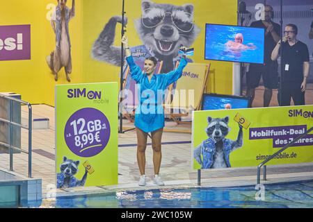 Laura Wontorra - Livesendung des RTL Turmspringen 2024 im Berliner Velodrom am 12.01.2024. RTL Turmspringen - Livesendung *** Laura Wontorra Live-Übertragung der RTL Turmspringen 2024 im Berliner Velodrom am 12 01 2024 RTL Turmspringen Live-Übertragung Stockfoto