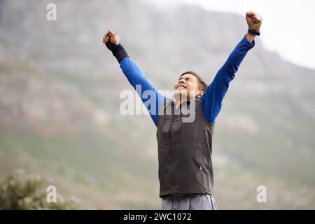 Mann, Fitness und Sieg auf dem Berg, glücklich und Gewinner für Leistung, Bewegung und Workout. Erfolg, Fitness und Kletterer für Training, Gewinner und Stockfoto