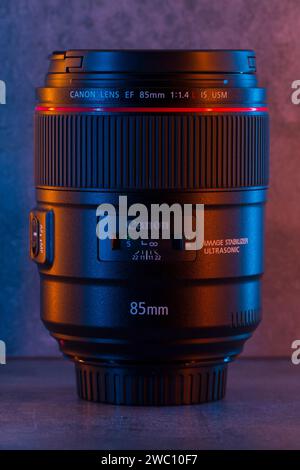 Mailand, Italien – 13. Januar 2024: Nahaufnahme des Canon EF 85 mm f1,4 L IS USM Objektivs im Studio-Hintergrund. Stockfoto